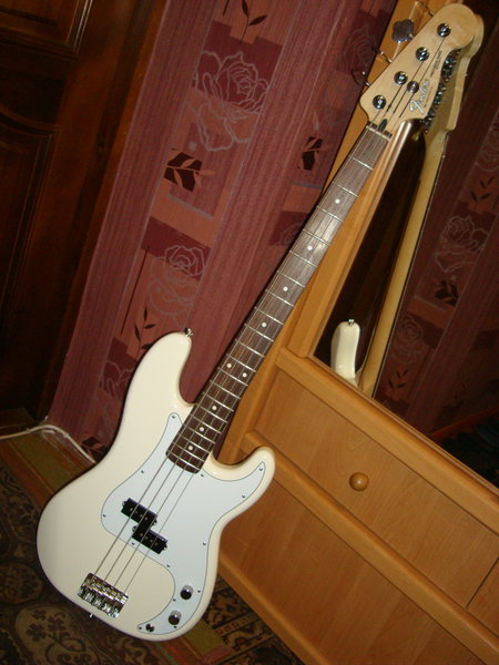 Fender Precision.jpg