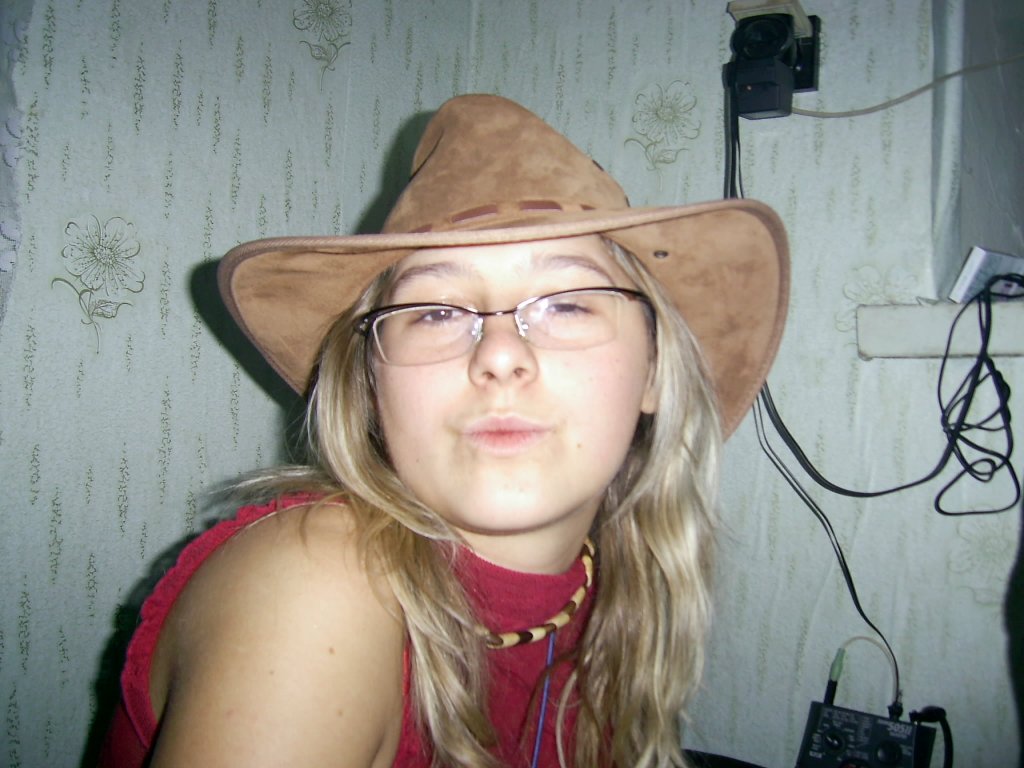 Тротся во всем полюбившейся шляпе =)))