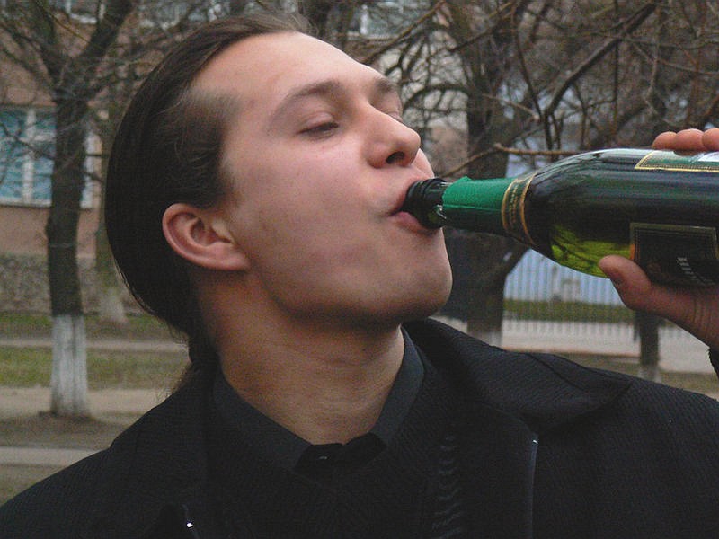 Макс с шампанским.jpg