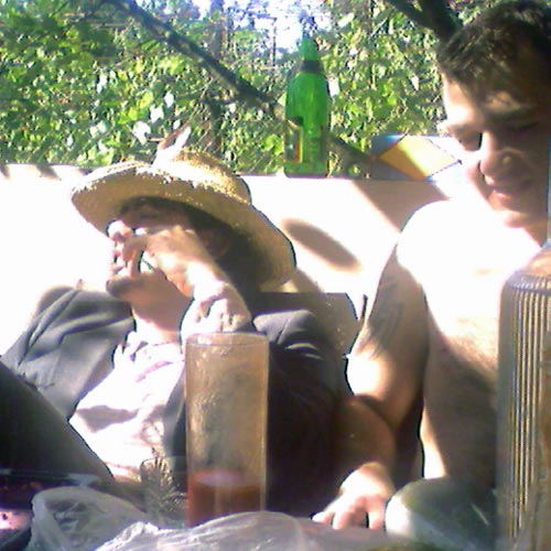 А это я с корешом... с бодуна... на даче... стихами говорили...