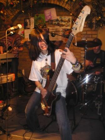 Кто больше - ELPy или ее бас-гитара? :)